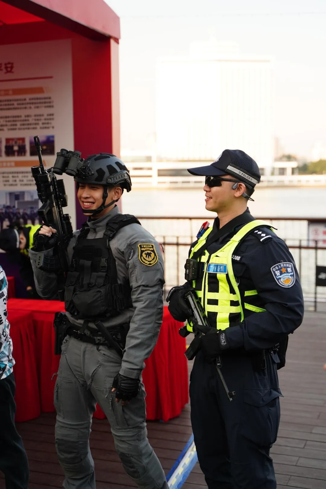 广州荔湾特警小哥火了！这也太太太帅了吧！