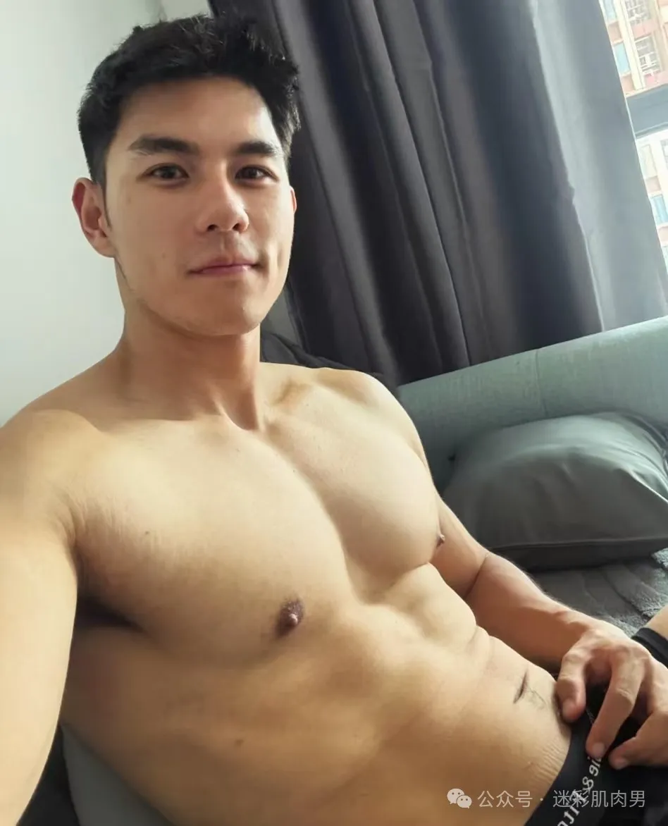 穿紧身裤的运动男长的真好看，粗壮长腿太太显眼了！
