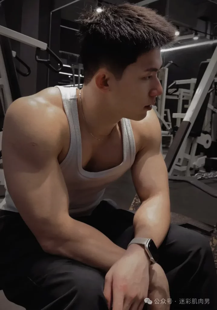 健身房脱衣的运动男，洗澡样子让人爱！