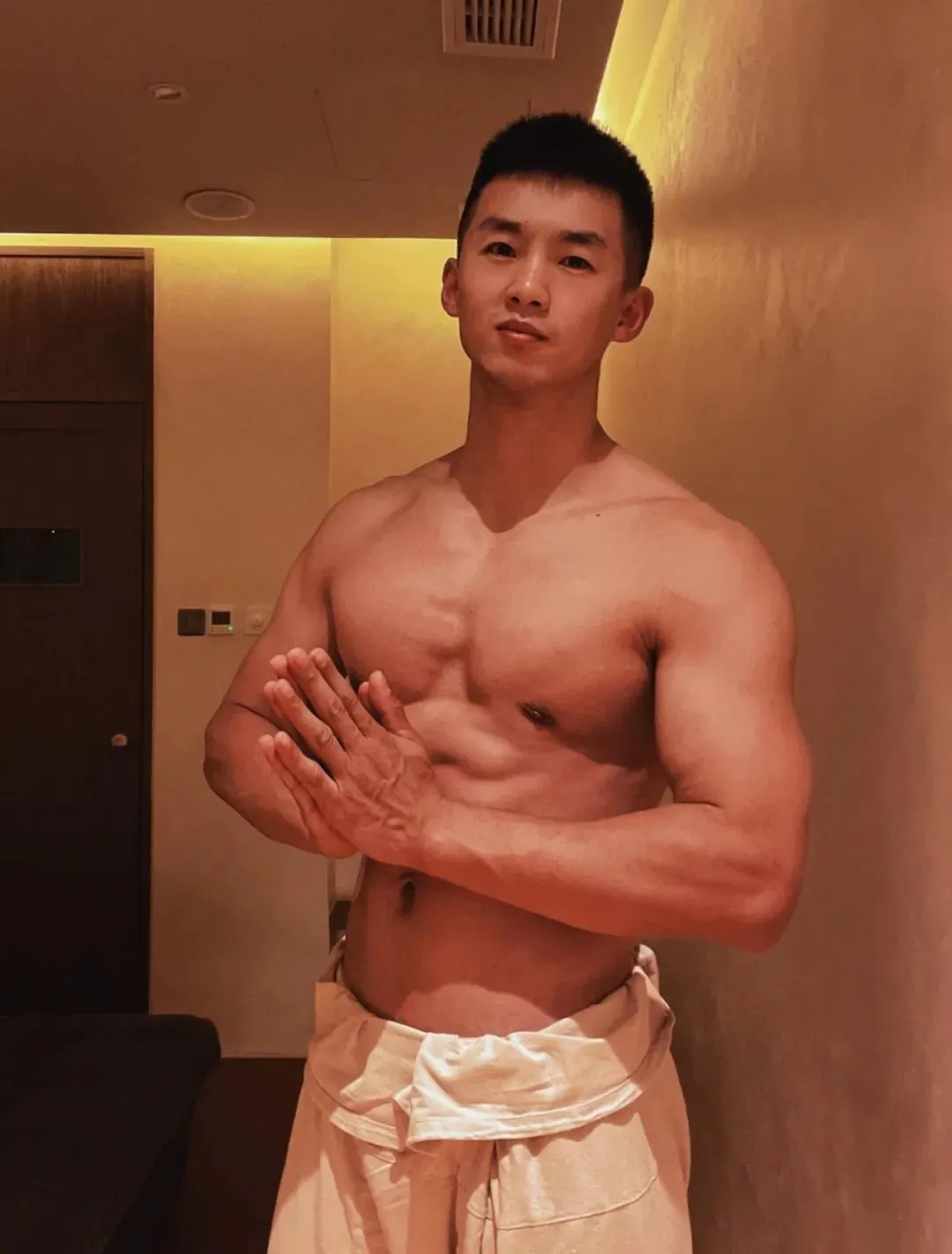 爷们肌肉 GoGoboy 哥哥登陆《风度》封面