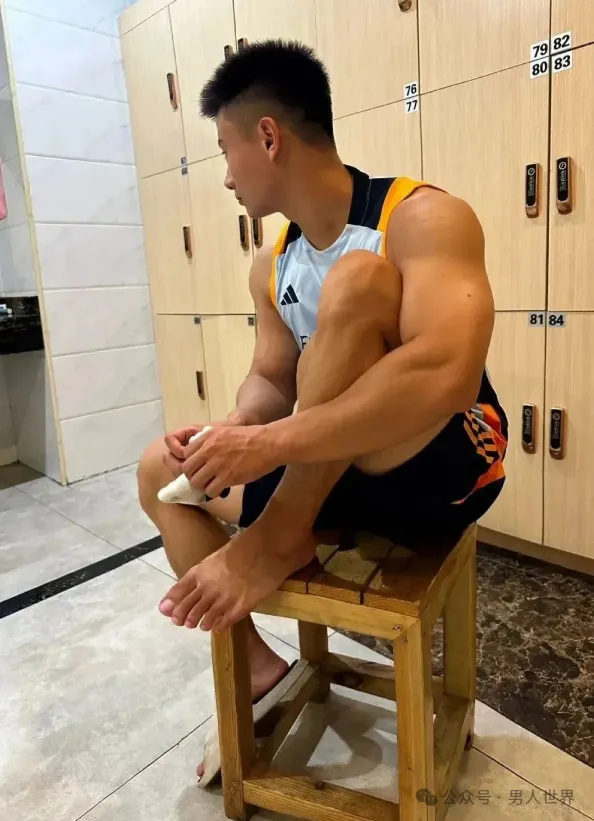 男大，太粗壮了！师大黑皮体育生