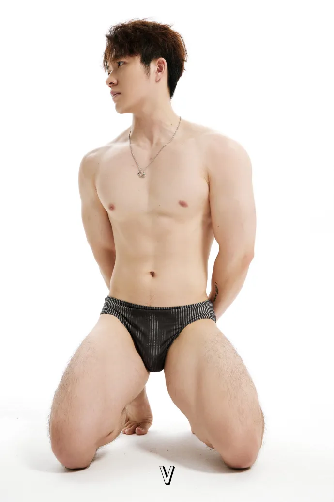 男模肌肉线条绝了，侧脸帅到舔屏！