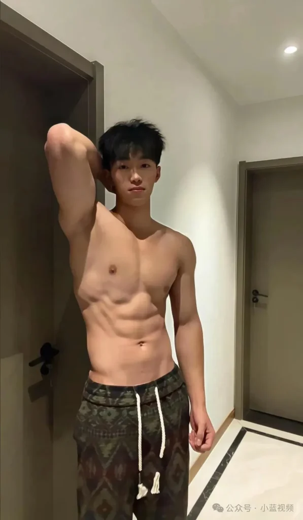 满活力 19，鲨鱼线腹肌田径运动员！