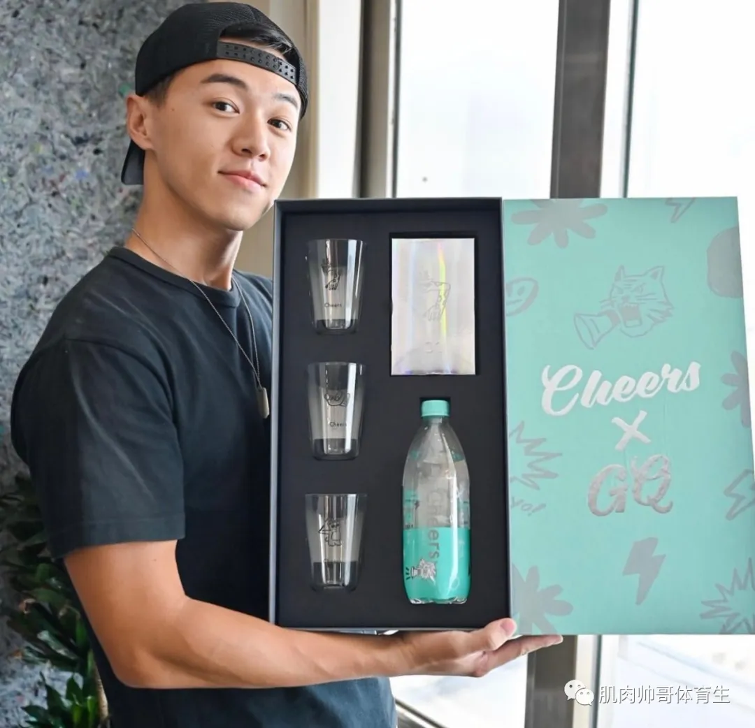 黑皮体育生，搓衣板腹肌练的不错啦
