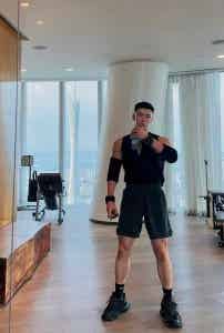 宽背窄腰白袜，183cm肌肉型男秀完美身材迎接秋天-潮男潮北