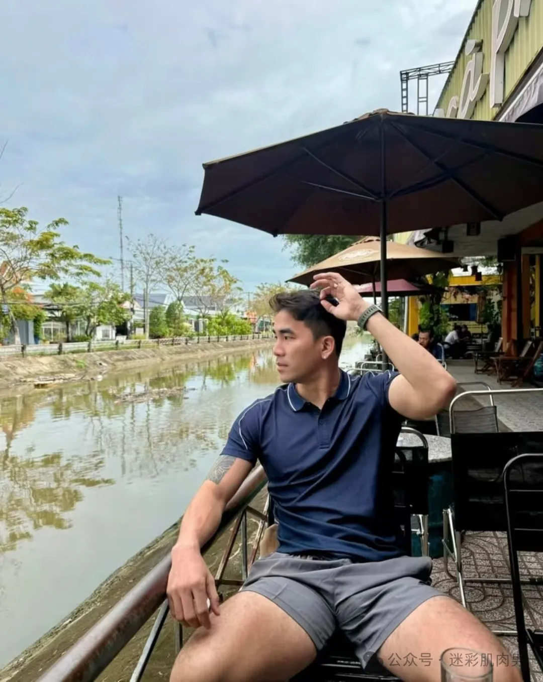 河边和奶茶的壮男穿运动裤太短啦！这也太太太帅了吧！