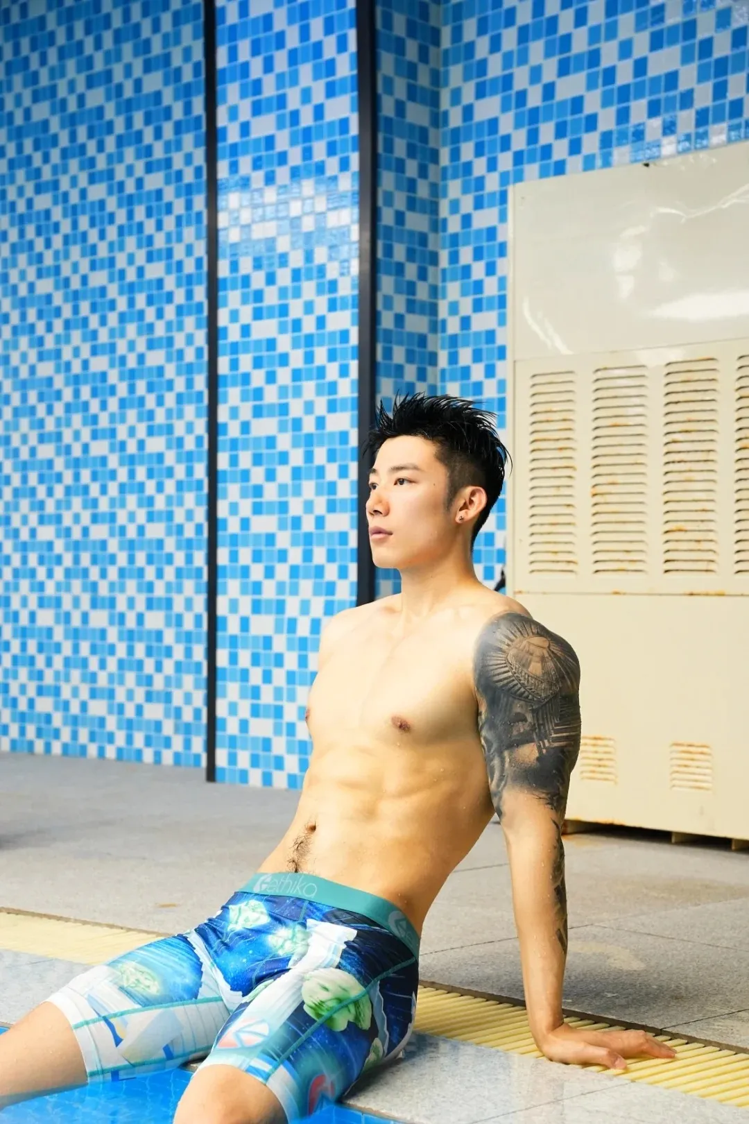 刘京镜头下的阳刚脂包肌:这位肌肉小哥哥如何打造完美身材 刘京镜头下的阳刚脂包肌:这位肌肉小哥哥如何打造完美身材