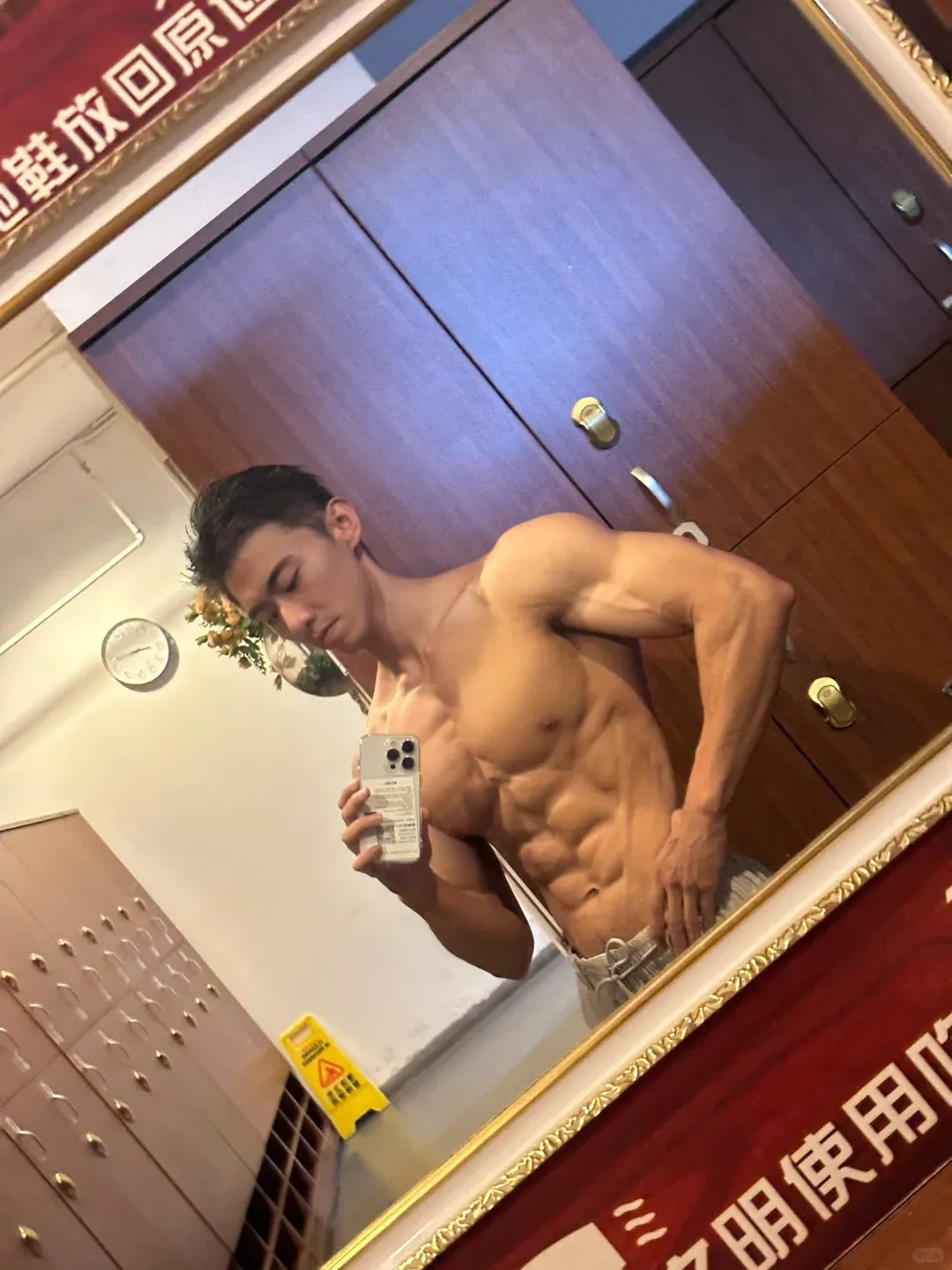 肌肉维度震撼全场，健体冠军小哥哥漫画般的肌肉！