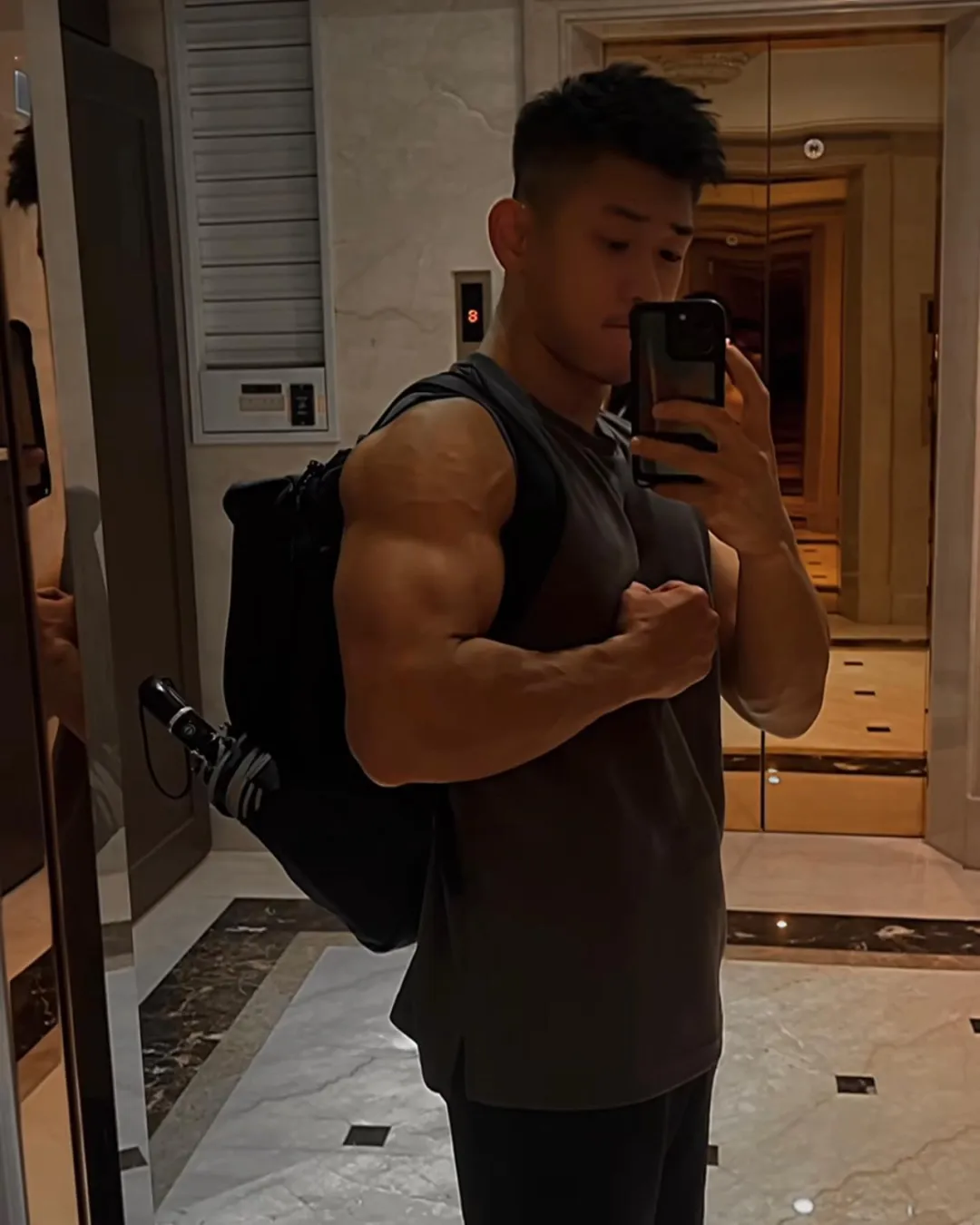 肌肉小哥爆火！这腱子肉顶奶挑战，硬核实力秀肌惊艳全场