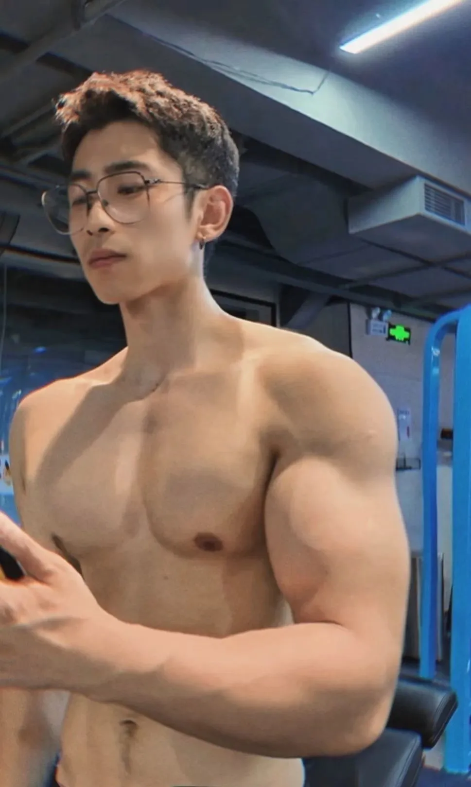 这个广州的斯文肌肉教练，居然可单次！