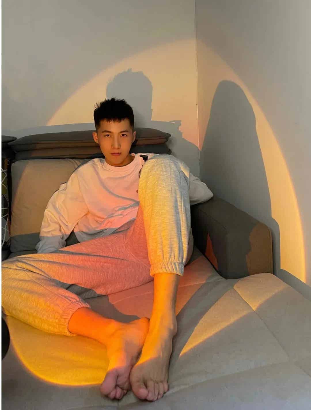 现在的体育生都喜欢迈腿自拍，长的真好看呀！-潮男潮北