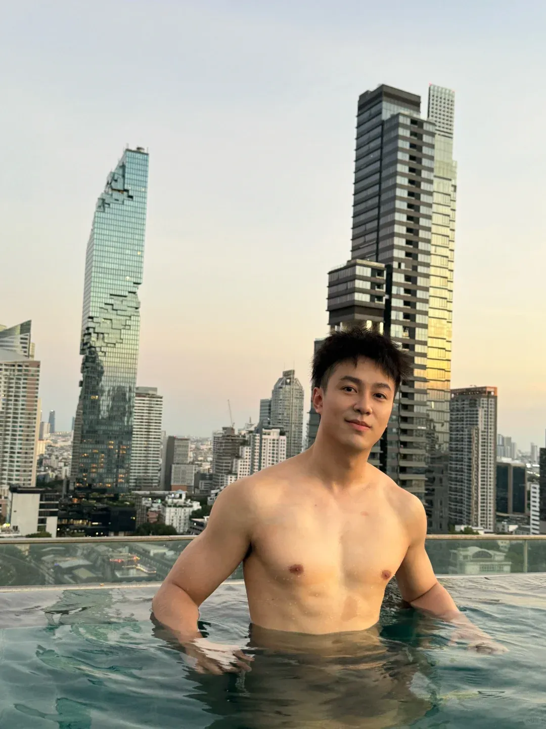 冬天别偷懒！185cm 白袜男邀你寒冬坚持健身