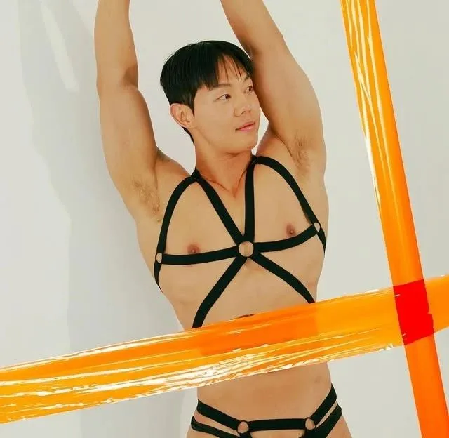 只着丁字裤黑皮肌肉男生 私密大超过写真全曝光