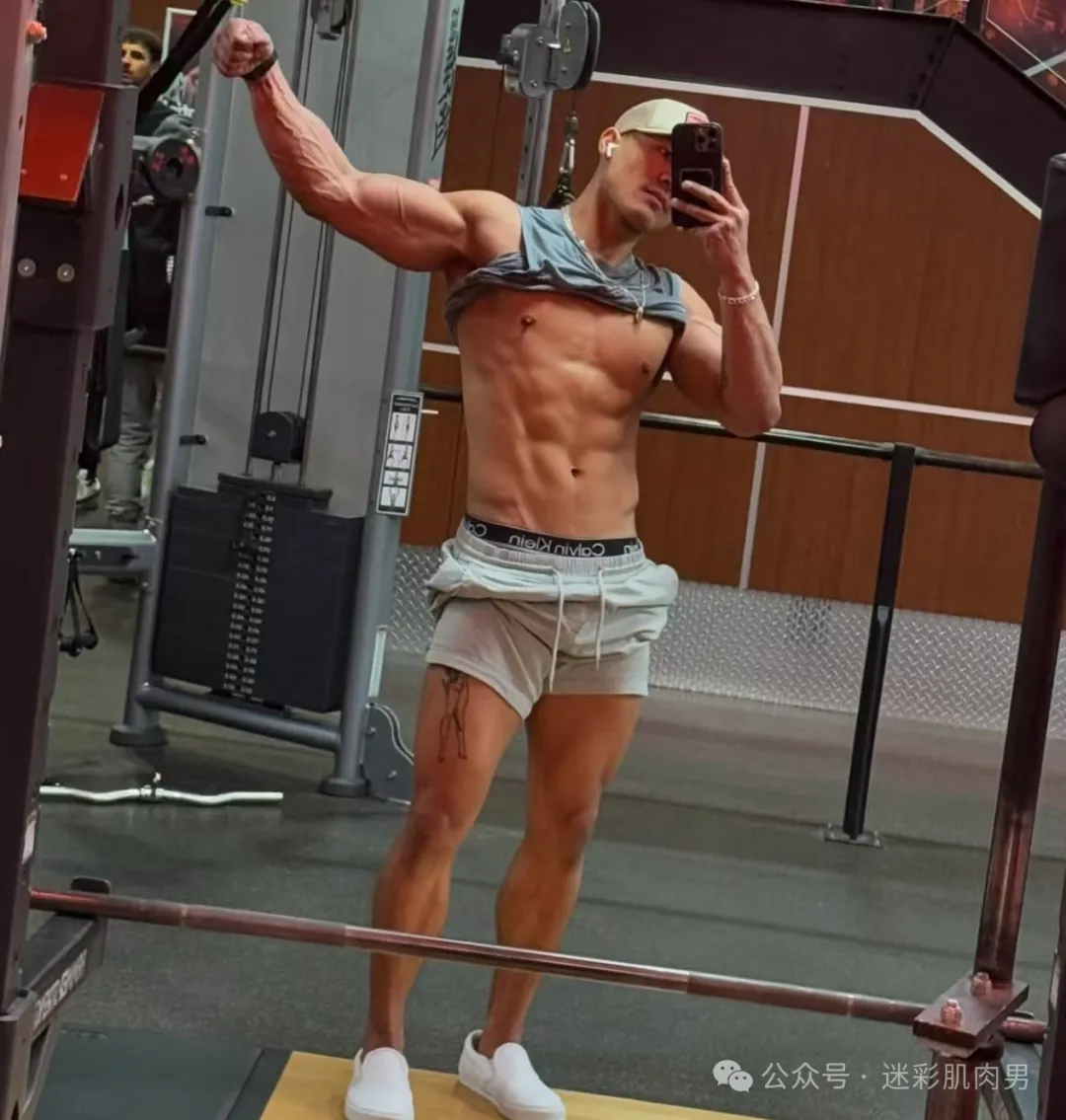 脱衣的修理工裤子穿太低了，实力强大让人不淡定！！