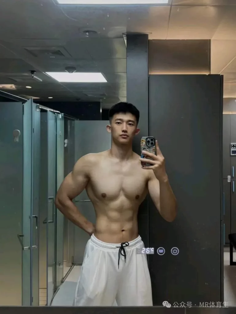 21 岁浙江肌肉男大，身高 185 厘米，体重 83 公斤