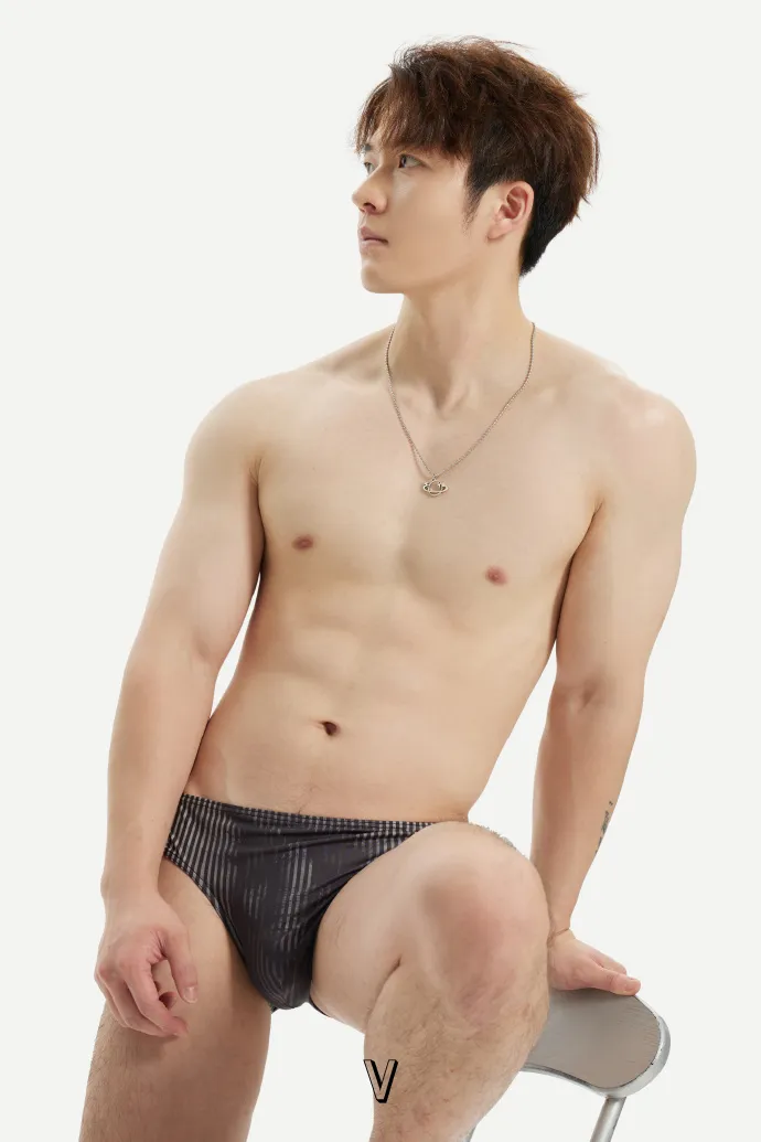 男模肌肉线条绝了，侧脸帅到舔屏！