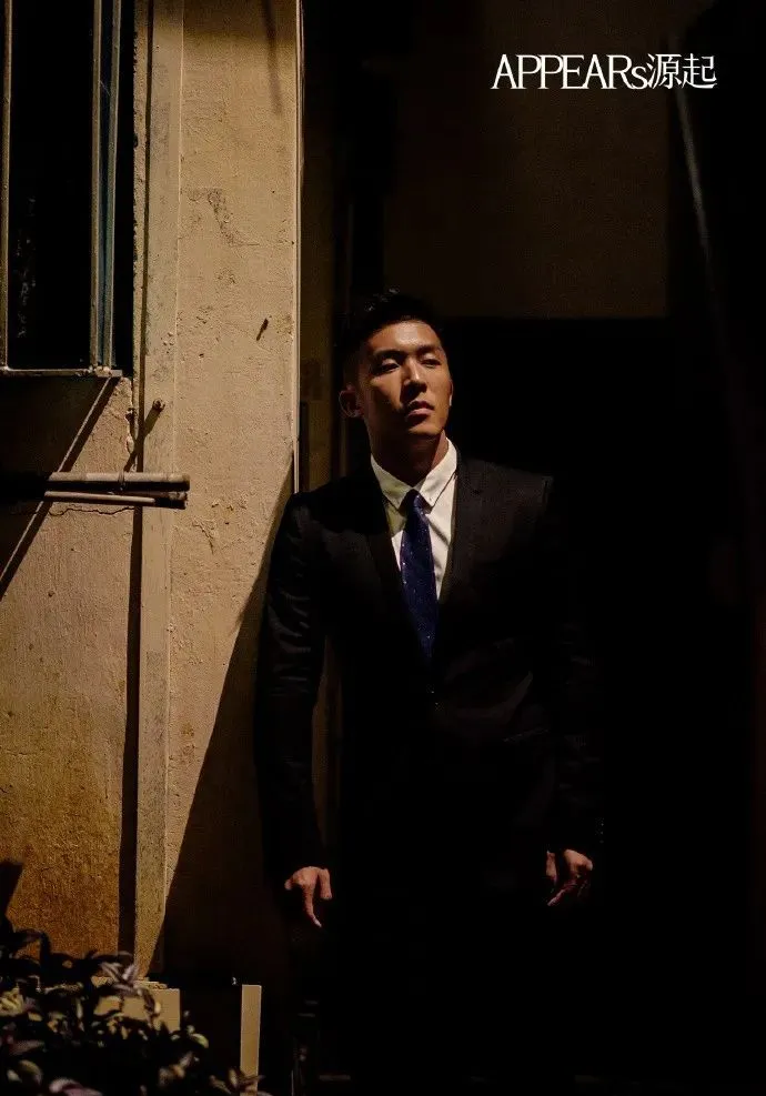 深夜街上正装男撩衣样子被他吸引，又可以啦
