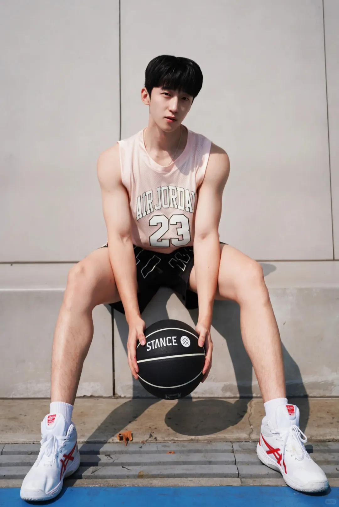 篮球场上的斯文大长腿男孩，阳光活力征服球场！