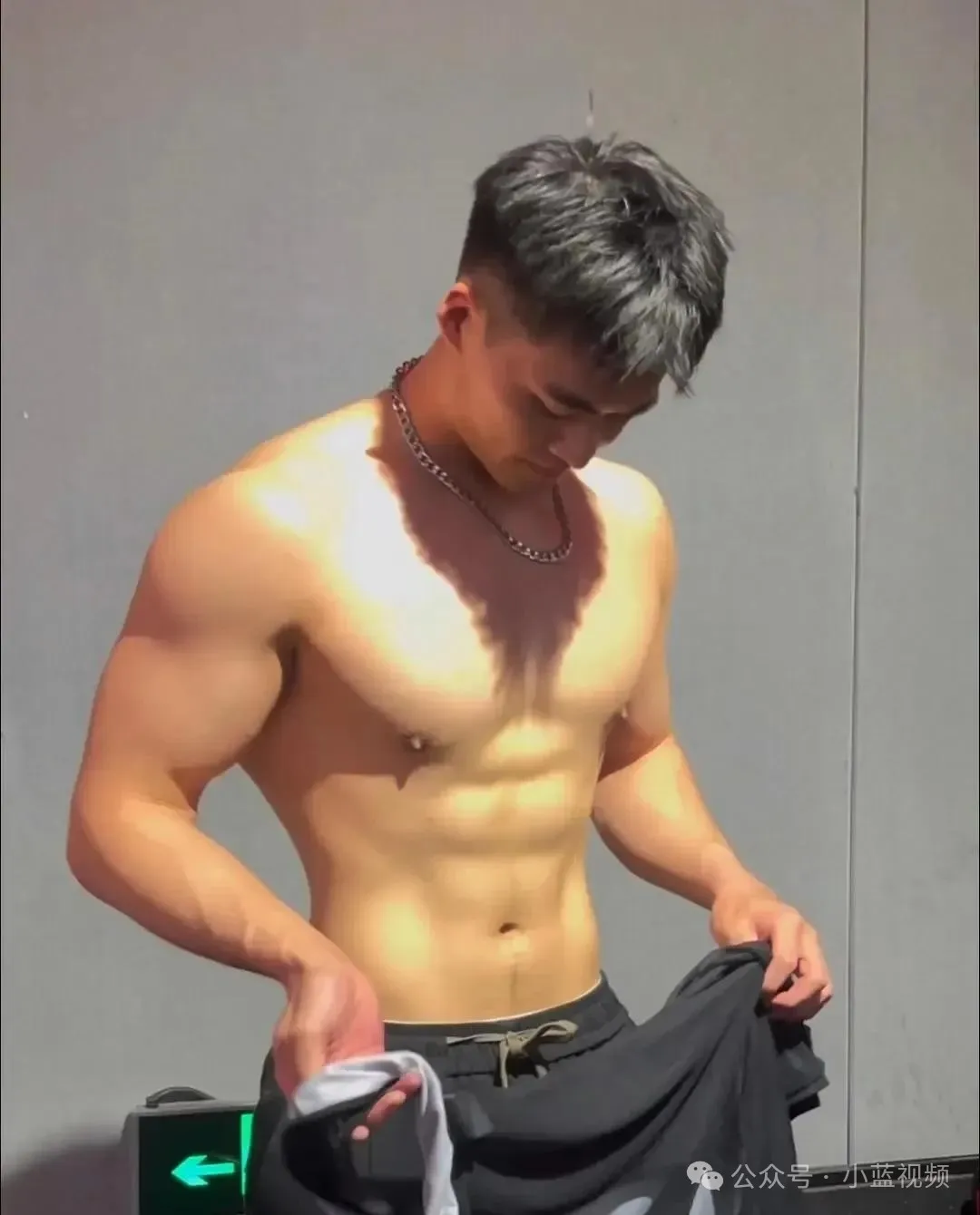 海军退役帅气大男孩，麒麟臂身材线条真好看！