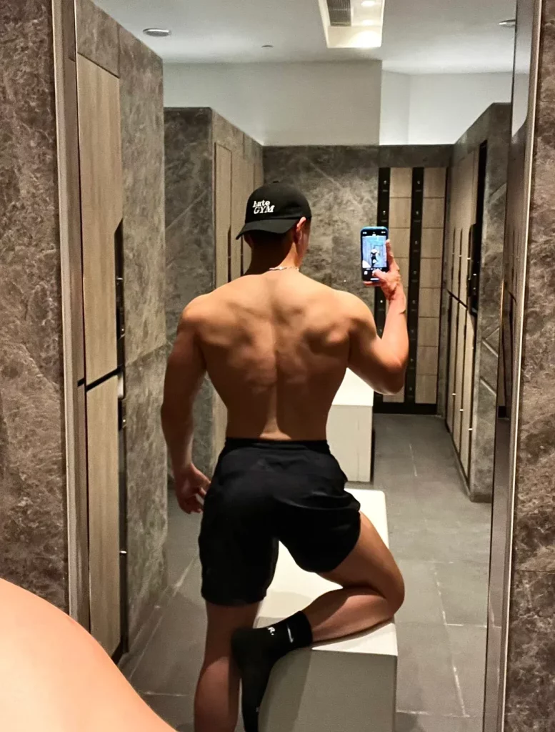 宽背窄腰白袜，183cm 肌肉型男秀完美身材迎接秋天