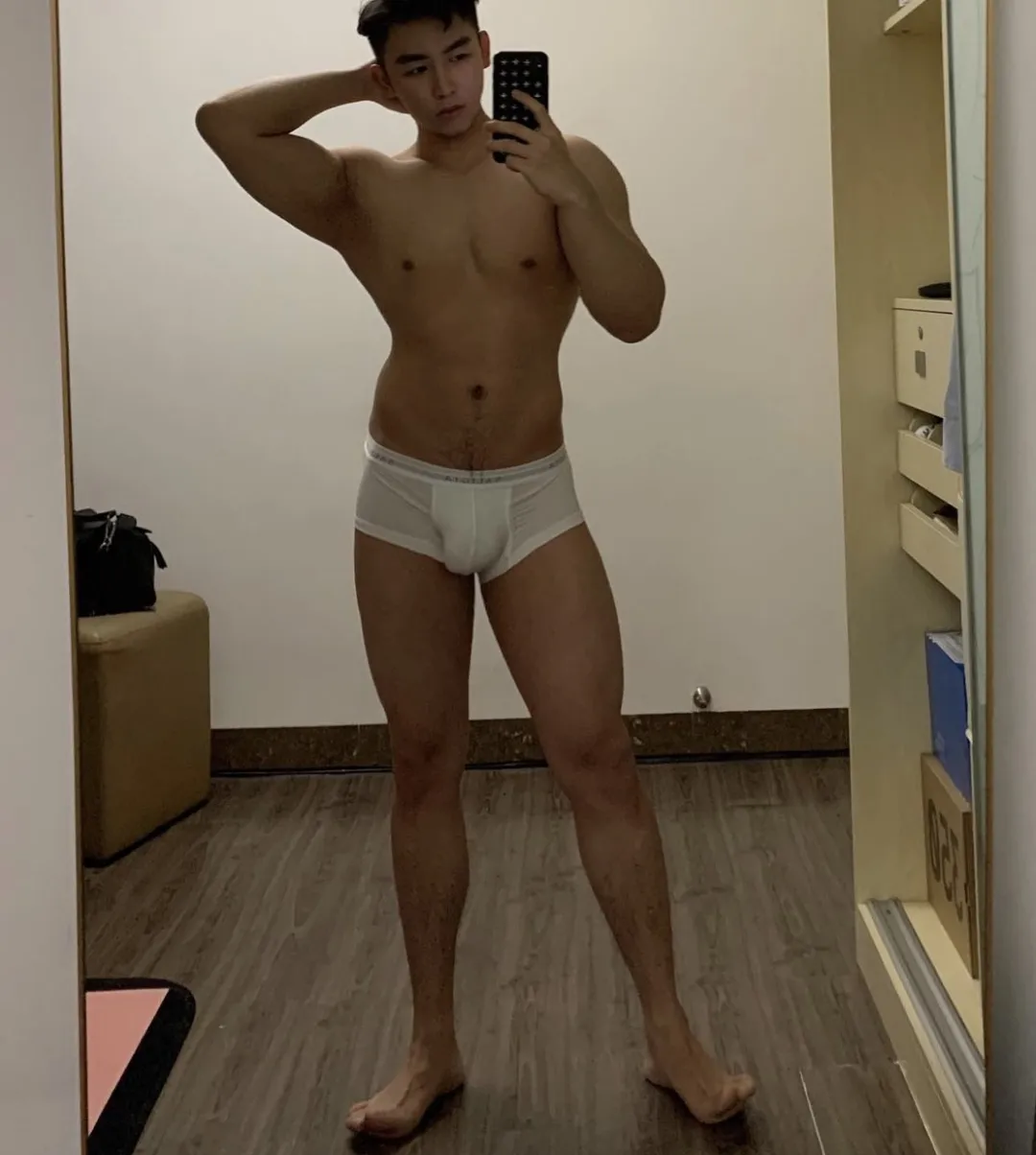 刘京镜头下的阳刚脂包肌：这位肌肉小哥哥如何打造完美身材
