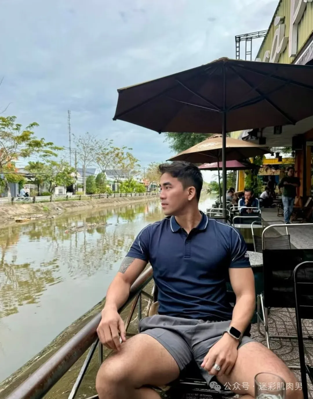 河边和奶茶的壮男穿运动裤太短啦！这也太太太帅了吧！