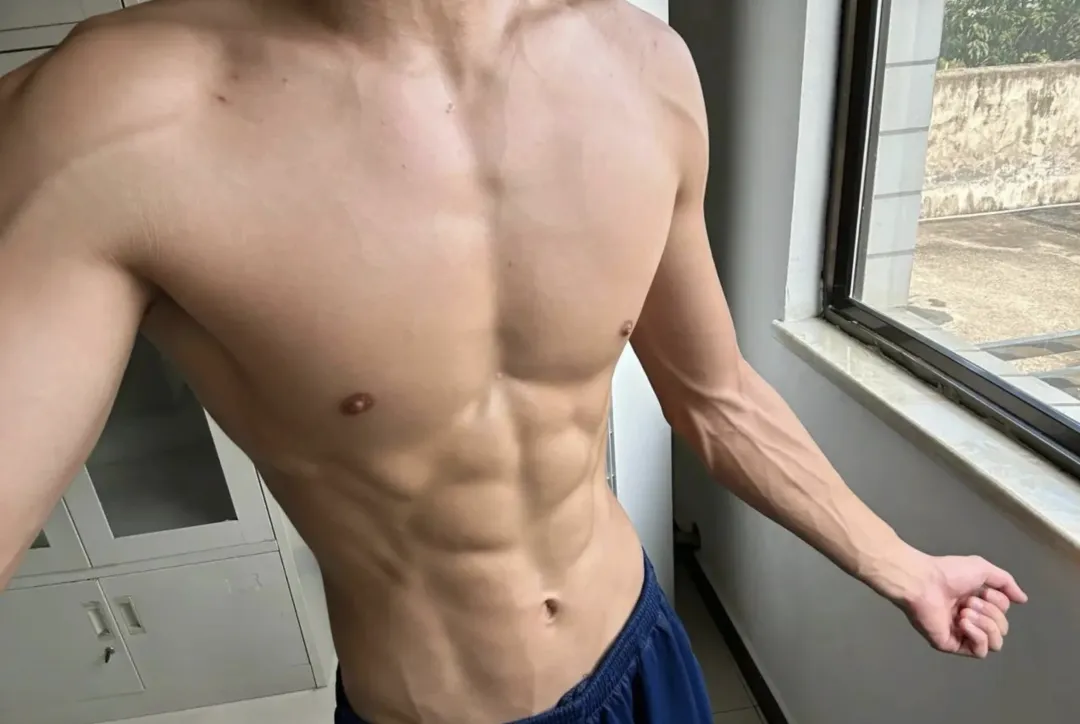 床上躺了累着的消防小哥怎么办？长腿身材真是绝了！