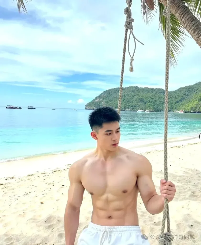 海边阳光帅气肌肉男散发荷尔蒙！