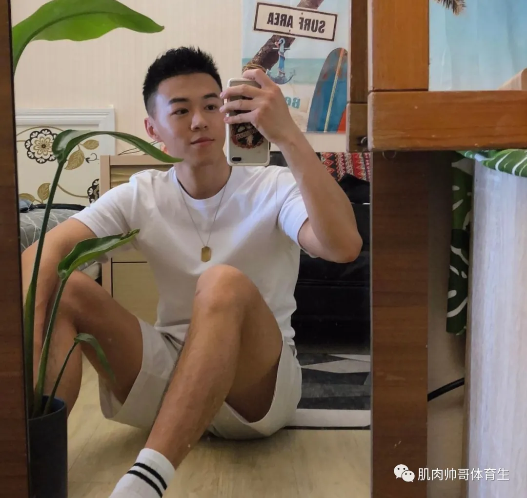 黑皮体育生，搓衣板腹肌练的不错啦