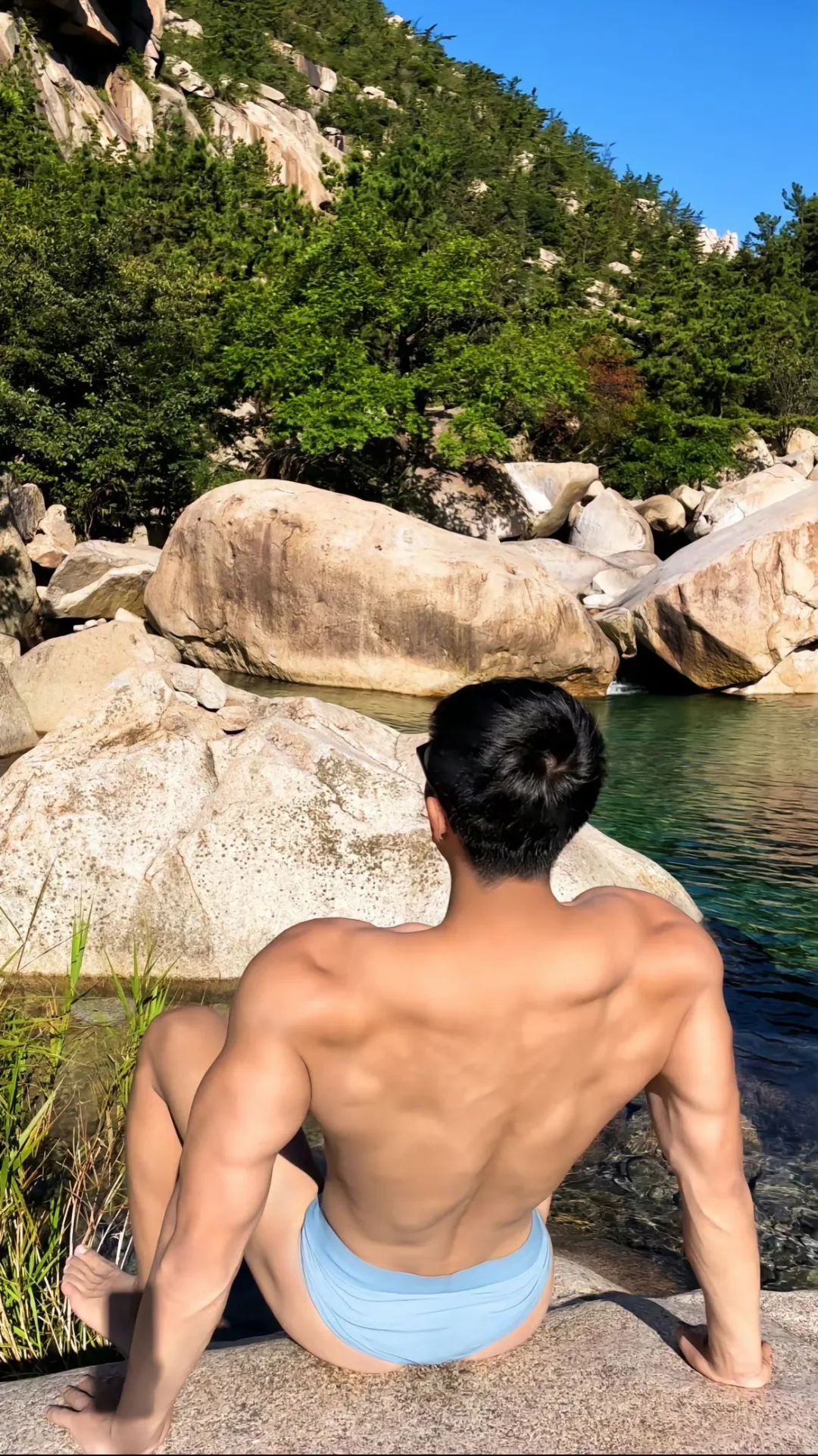 胸肌和腹肌都好看 爱穿半包臀内裤拍照
