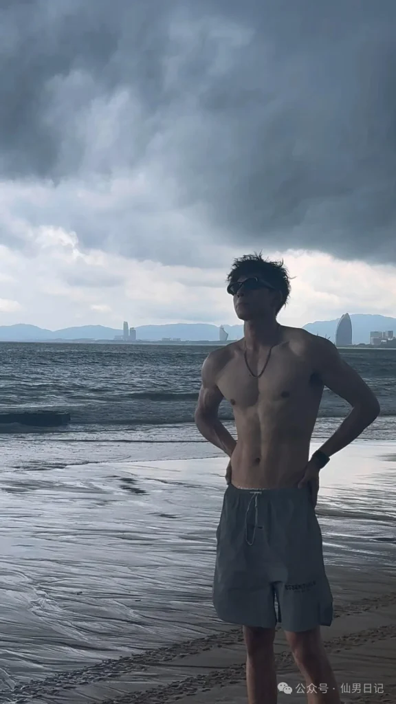 时隔两年，这个 188cm 体育生男大回来了……