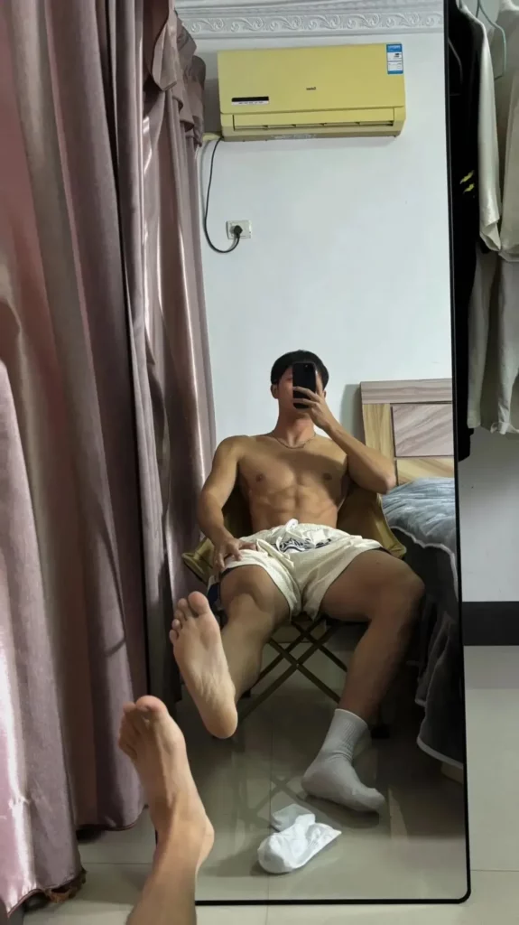 黑皮小哥玩划艇腹肌太美，广西小伙从不让人失望！