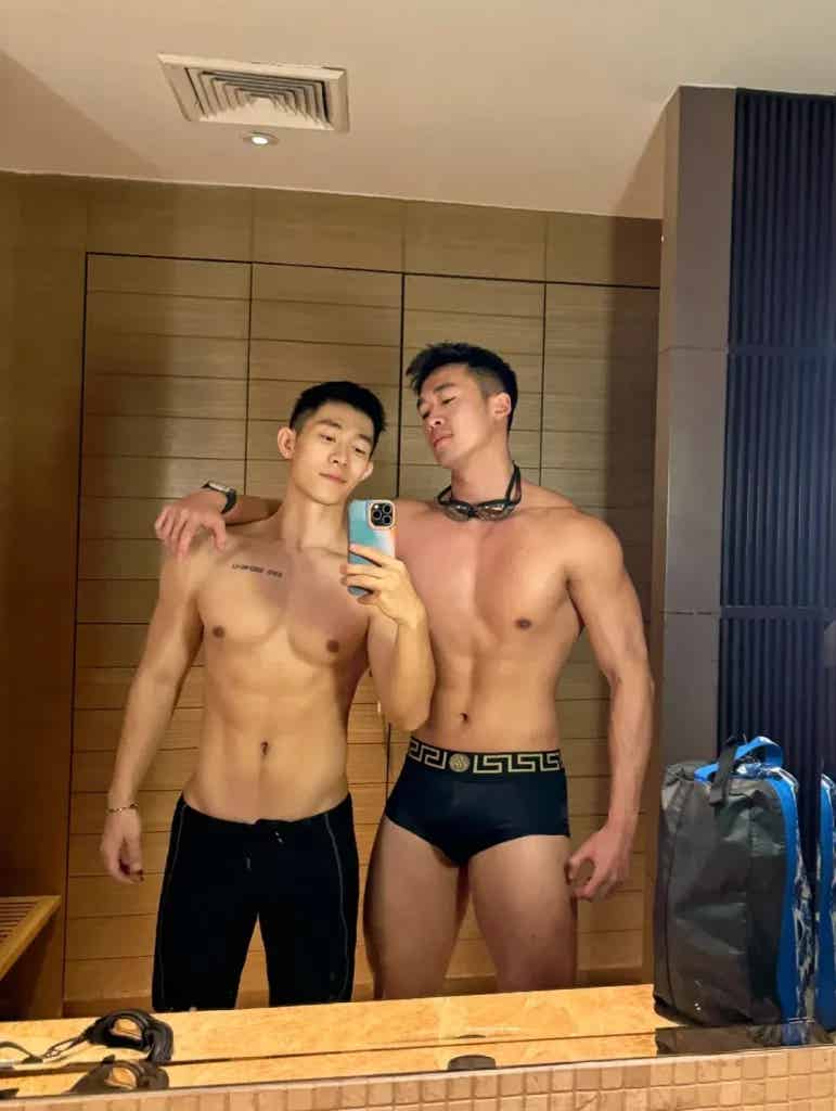 跟肌肉男小师弟一起修车，他居然上手啦？​​​