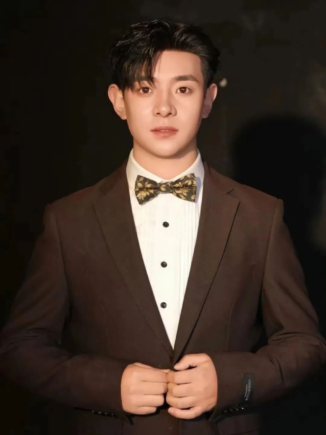 春晚西藏分会场男主持太帅了！藏族帅哥真是多！