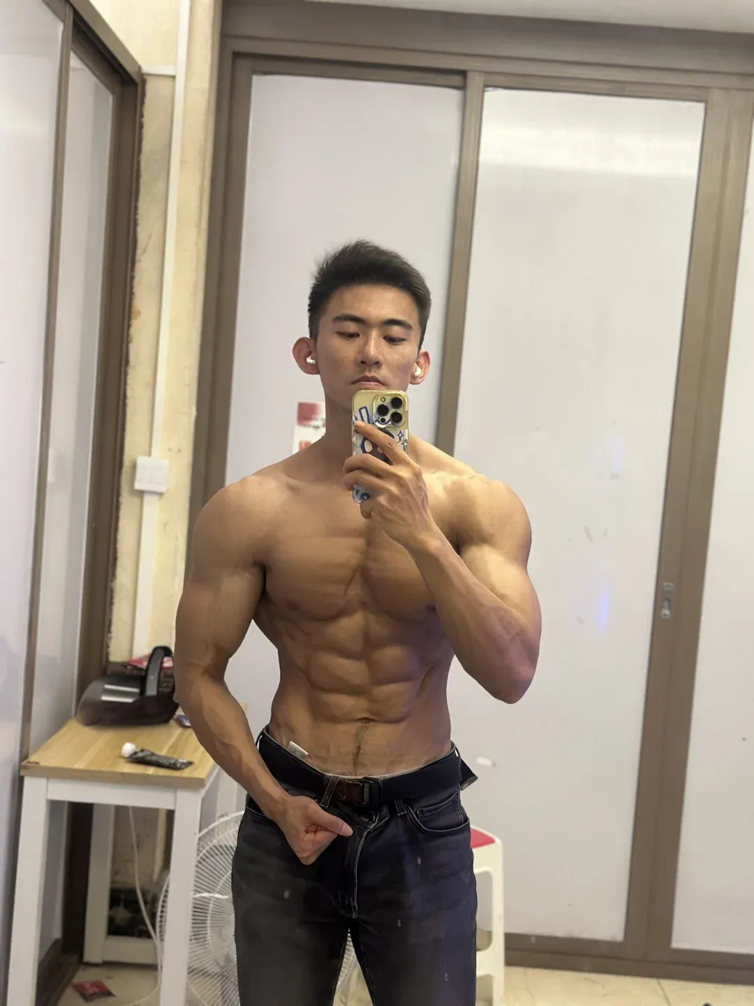 肌肉维度震撼全场，健体冠军小哥哥漫画般的肌肉！