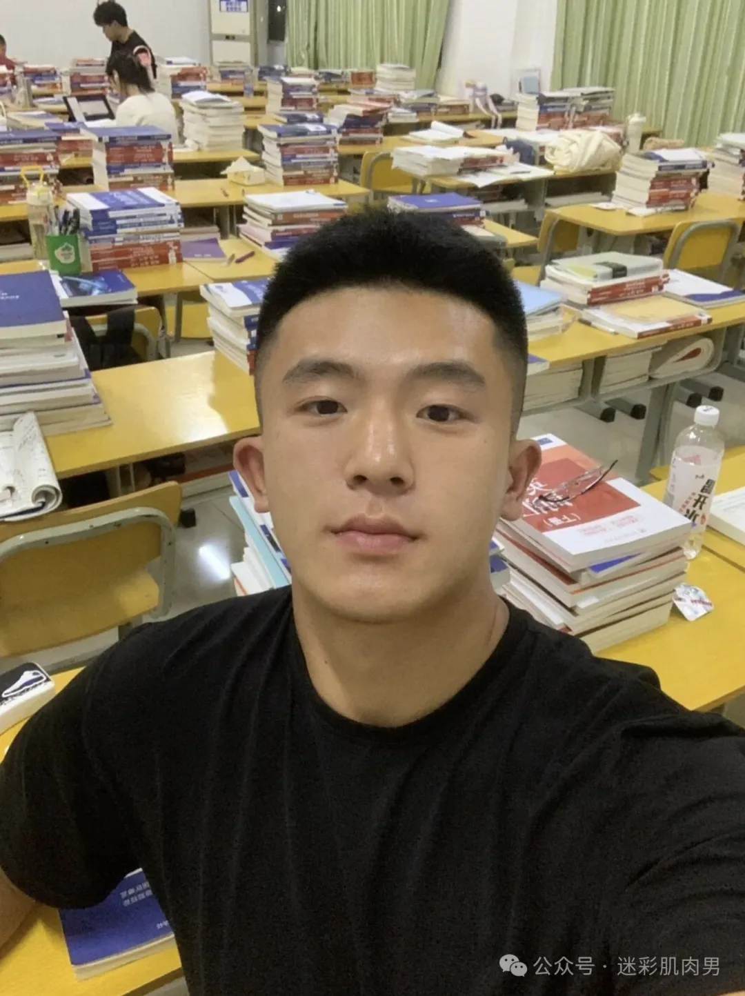 山东 05 年体育生 185CM 穿粉色短裤，谁能拒绝这实力！