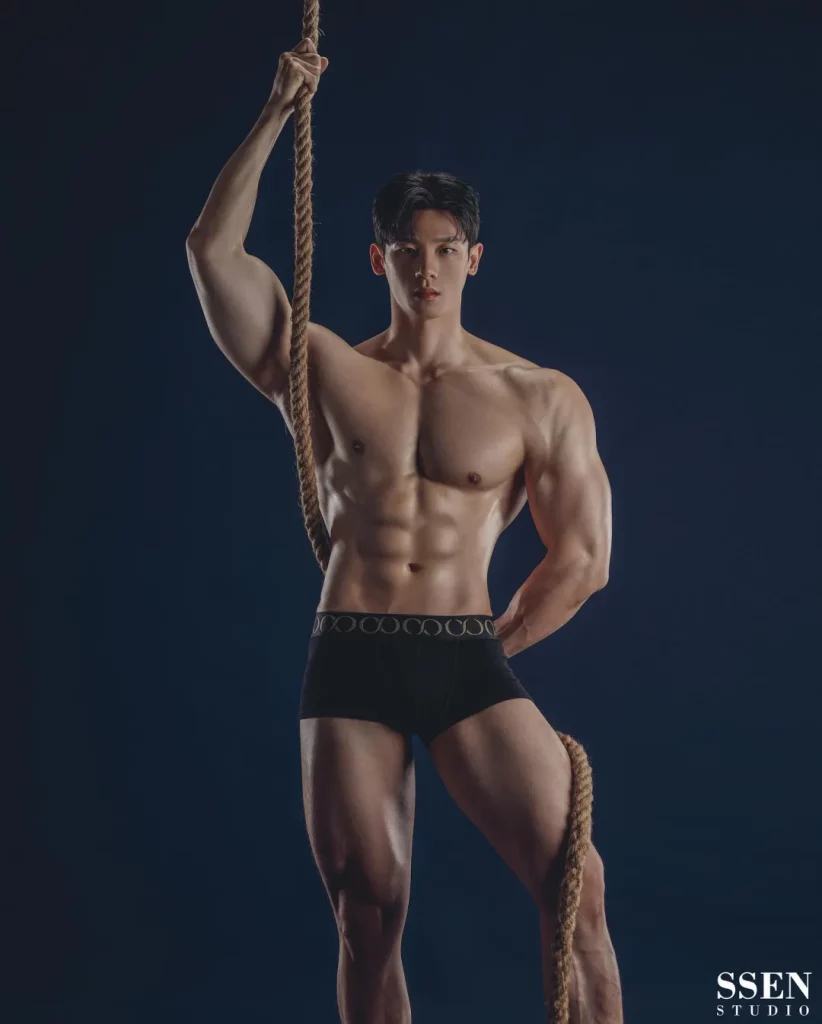 T 字裤走秀到赤膊夜跑，健身男模实力在线炸裂