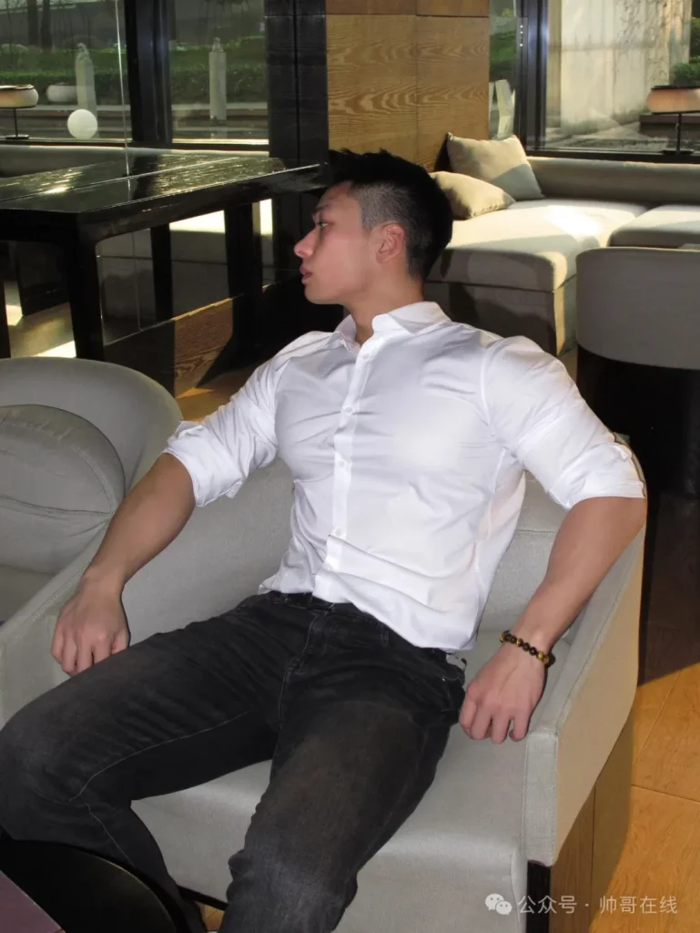 胸肌够大的男生穿衬衫，撑起来的都是张力啊！