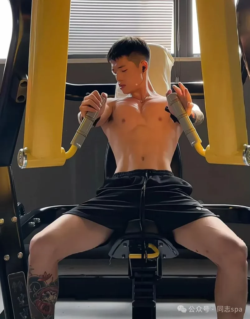 退伍 WJ 帅兵哥，180cm 黑皮精壮肌肉太可了！