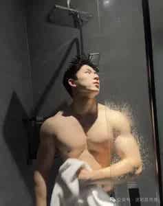 健身房脱衣的运动男，洗澡样子让人爱！-潮男潮北