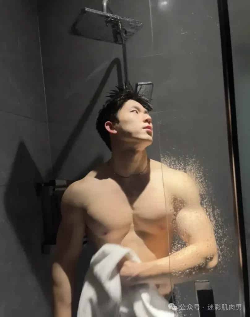 健身房脱衣的运动男，洗澡样子让人爱！