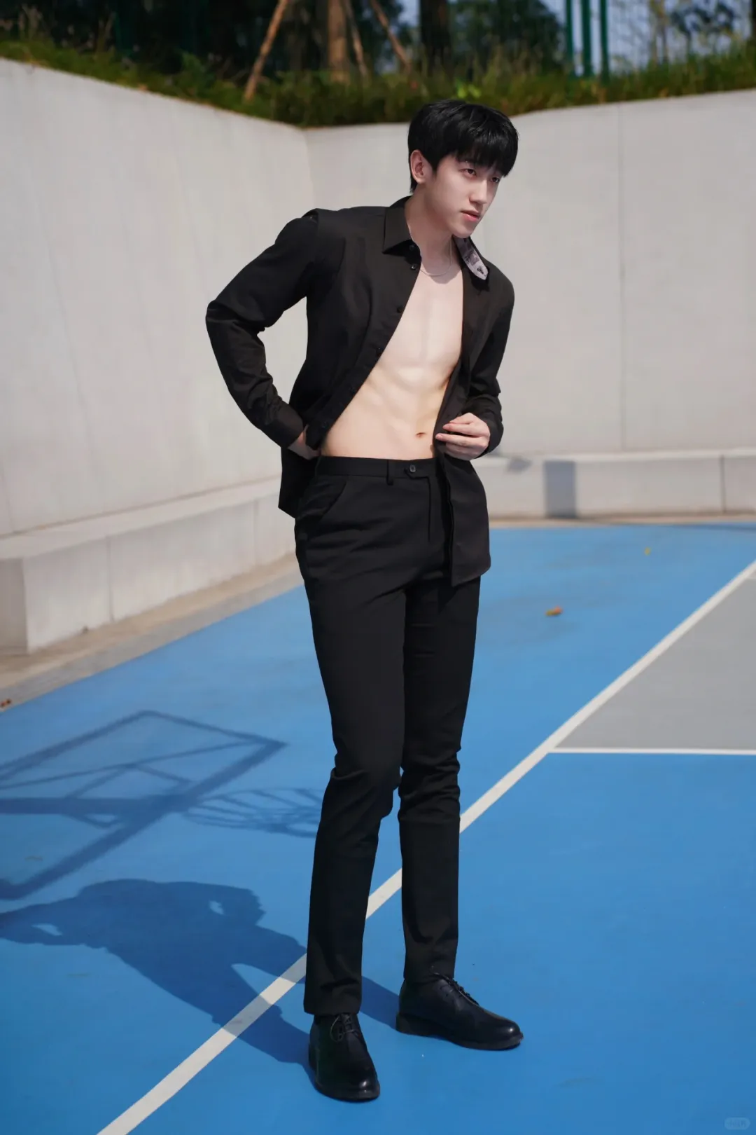 篮球场上的斯文大长腿男孩，阳光活力征服球场！