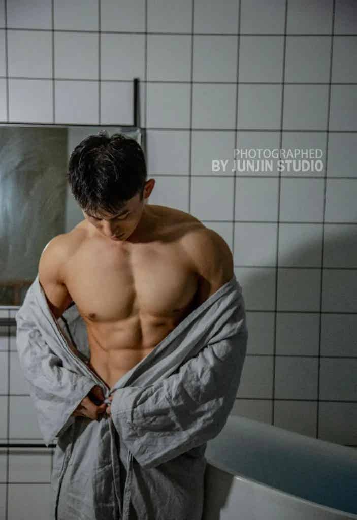 健体运动型男肌肉帅哥，方形大胸肌刀刻腹肌，这身腱子肉太让人羡慕了