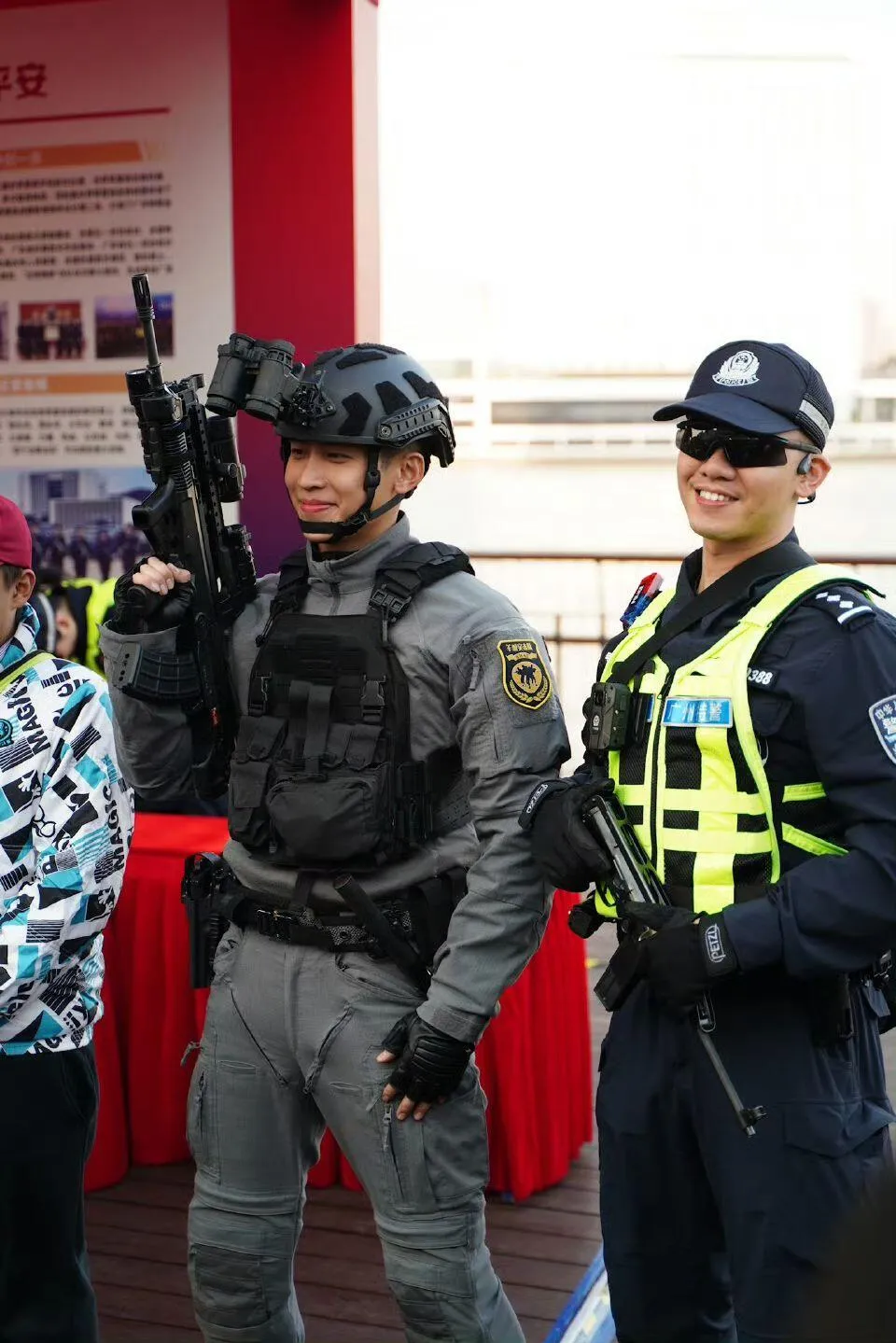 广州荔湾特警小哥火了！这也太太太帅了吧！