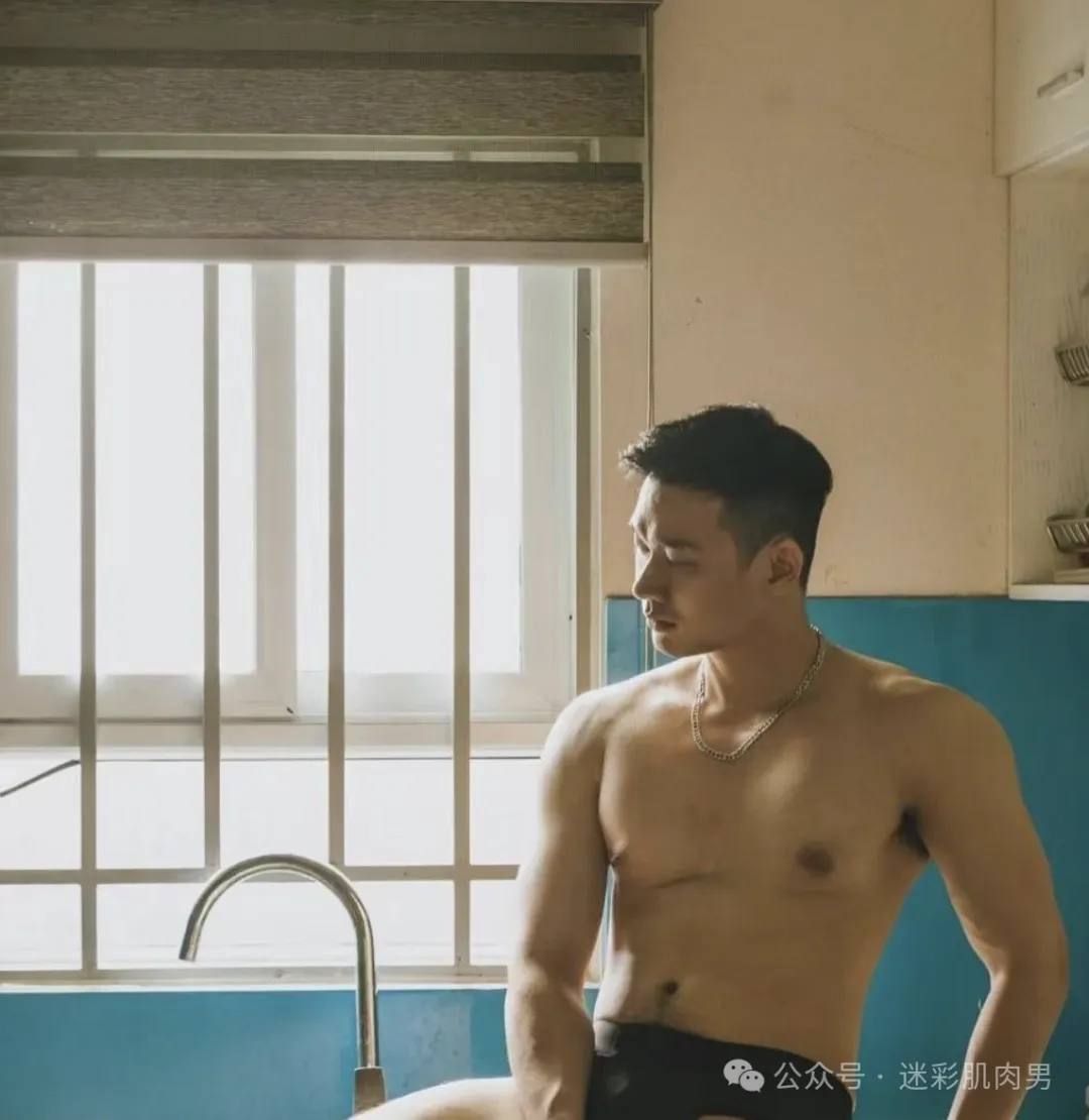 181CM 空少为吸引穿内裤拍大片？大鼻子也太撩了！