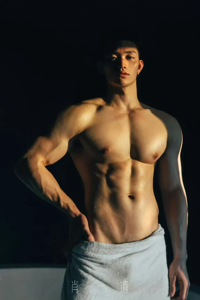 高颜值大块头肌肉男模写真，宽肩细腰麒麟臂大胸肌
