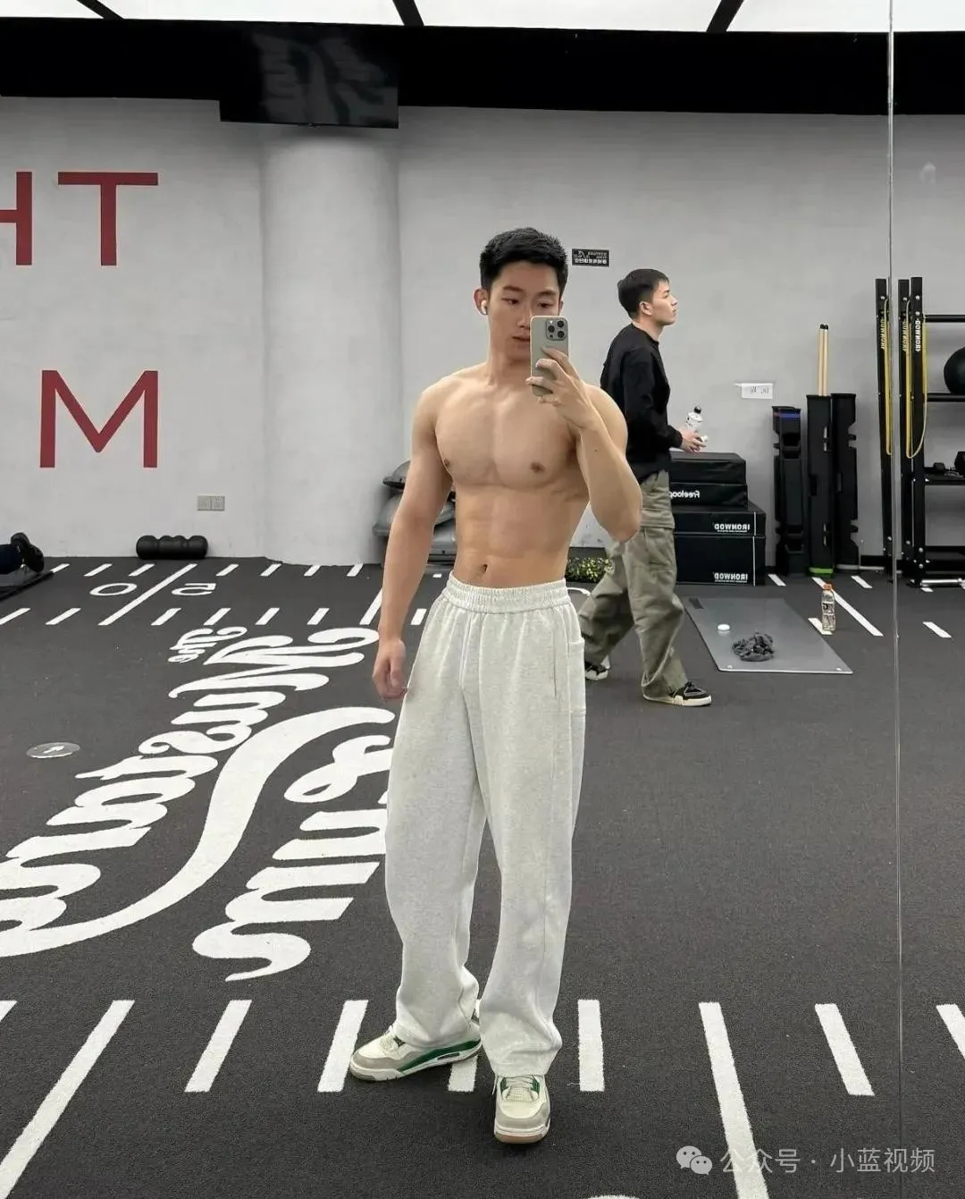 02 年退役兵哥哥，阳光型男颜值身材双在线！
