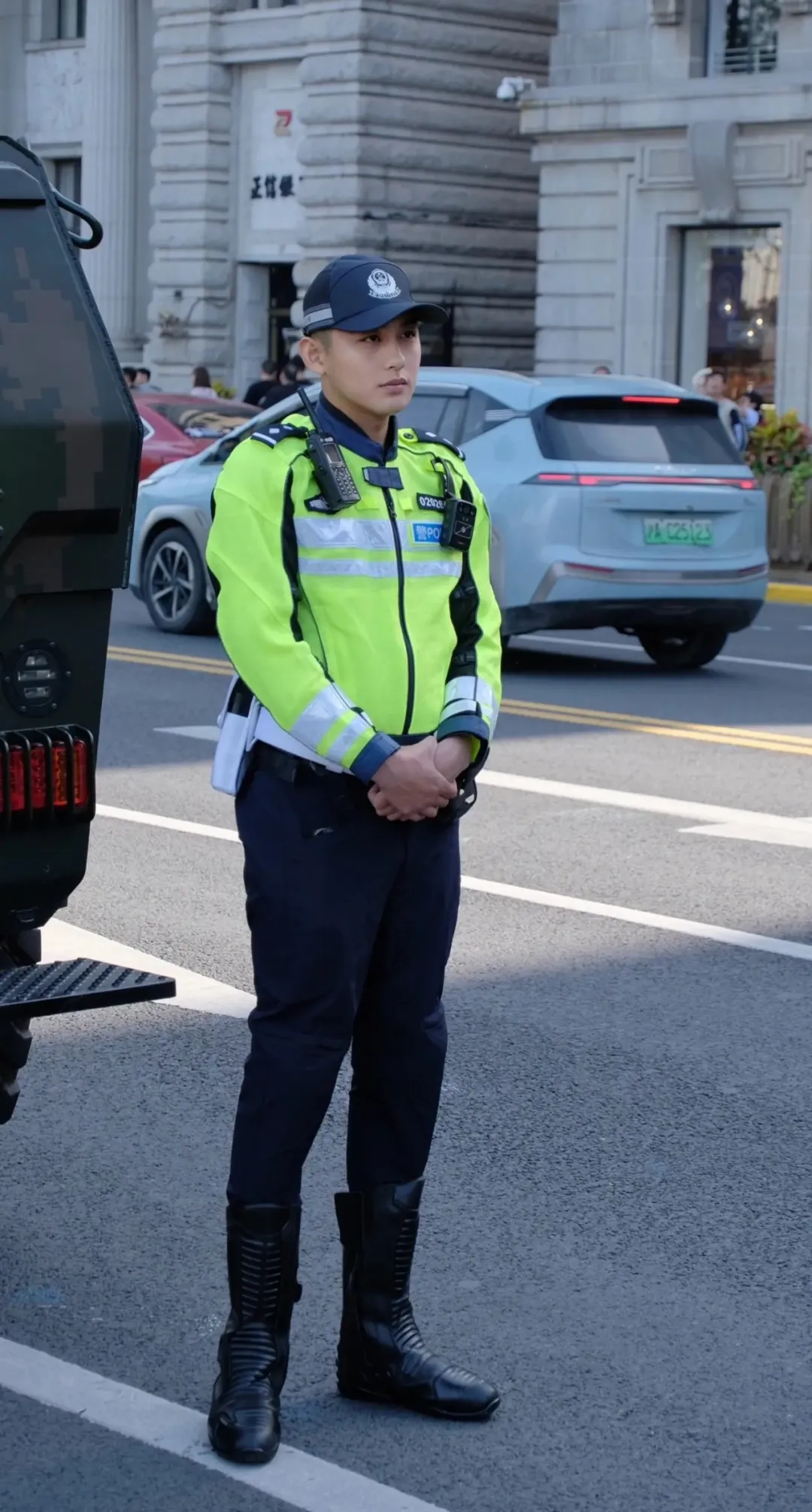 上海街头的特警一个比一个帅！五一你不来看看？