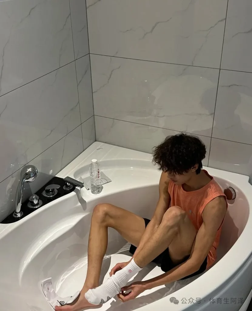 188 男大黑皮白袜体育生，拍照姿势太诱惑.......