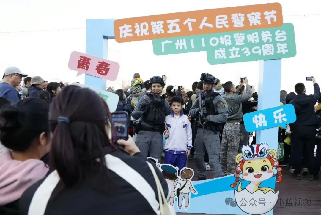 广州神仙颜值特警小哥，笑容太帅了！